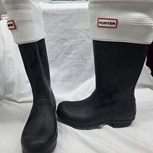 Hunter Classic Black Rain Boots With White Hunter Fleece Boot Socks